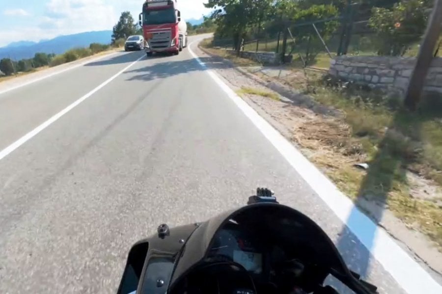 Μοτοσικλετιστής αφηγείται πώς απέφυγε τη μετωπική με βυτιοφόρο: «Κρίμα να πεθάνω στα 25»
