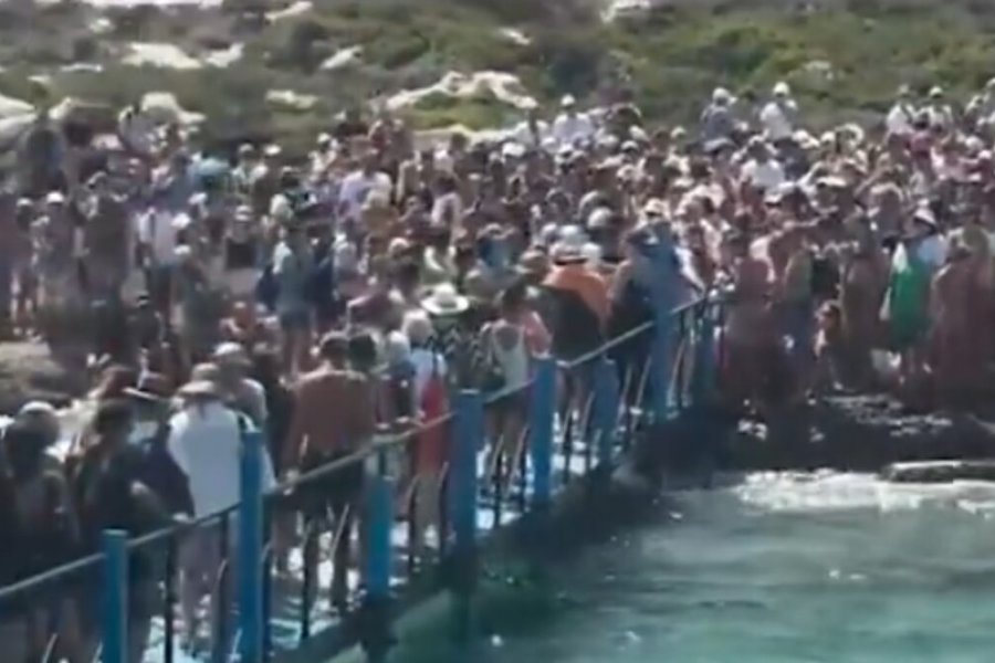 Μπάλος: Η παραλία που «βουλιάζει» από τουρίστες – Αντιδράσεις στα social media