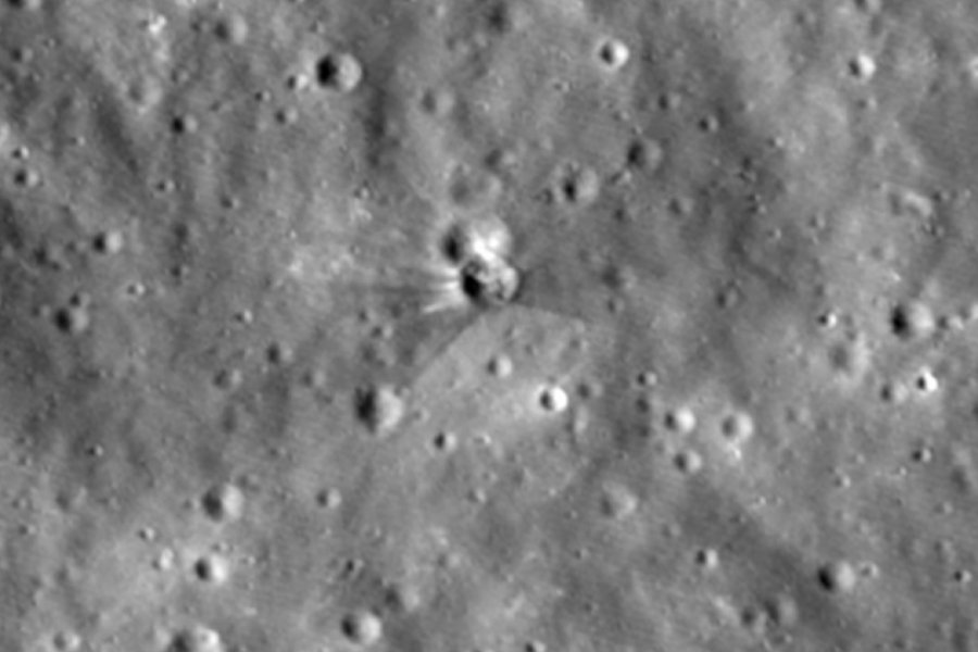 Νέες εικόνες από τη NASA: Ο κρατήρας που άφησε πύραυλος της SpaceX στη Σελήνη