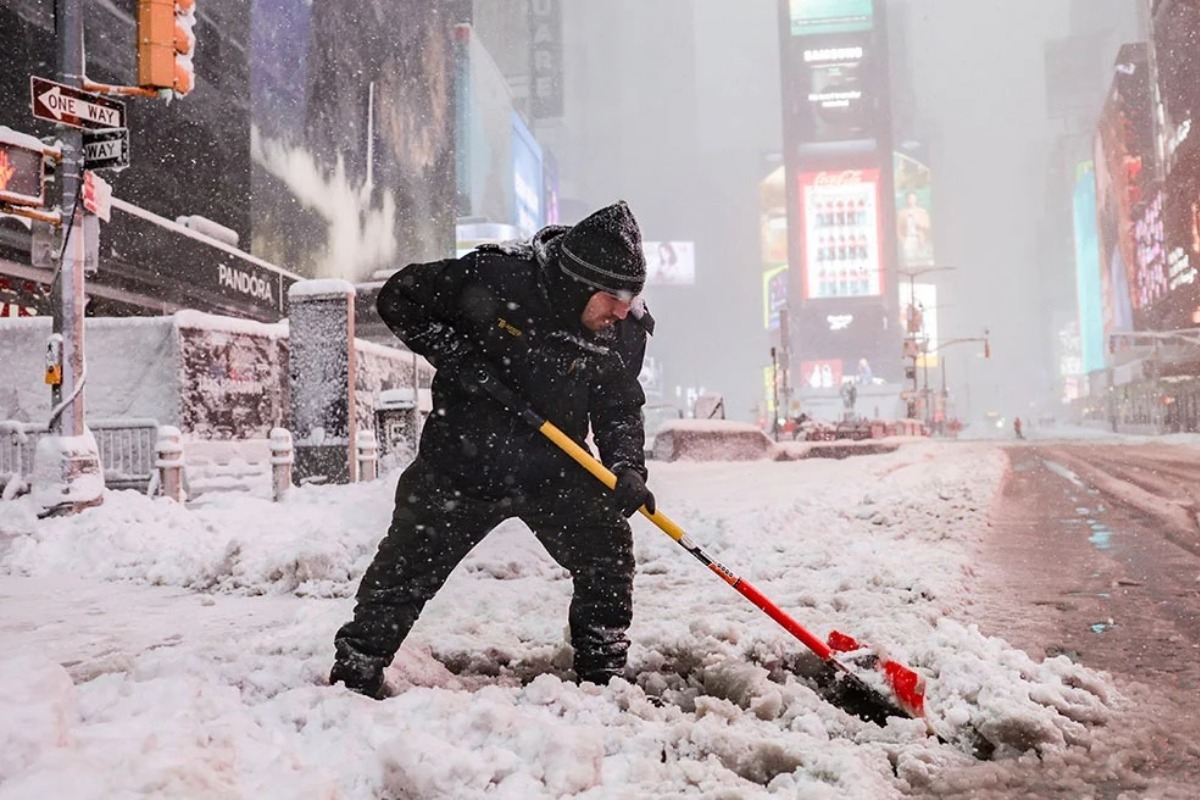 Σε κατάσταση έκτακτης ανάγκης η Νέα Υόρκη που «θάβεται» κάτω από το χιόνι
