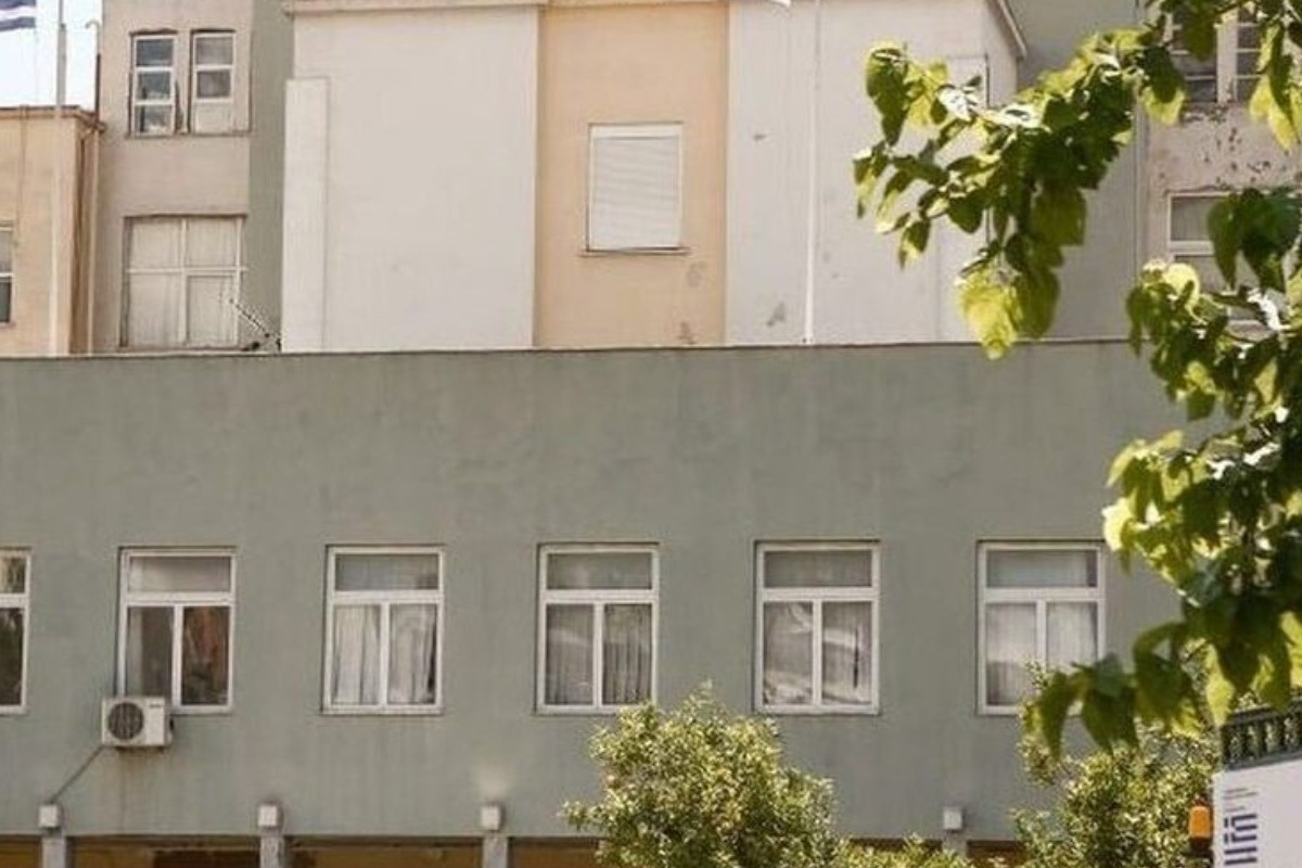 Γενικό Κρατικό Νίκαιας: Η στιγμή που άνδρας με όπλο στο χέρι απειλεί κόσμο στο προαύλιο - Βίντεο