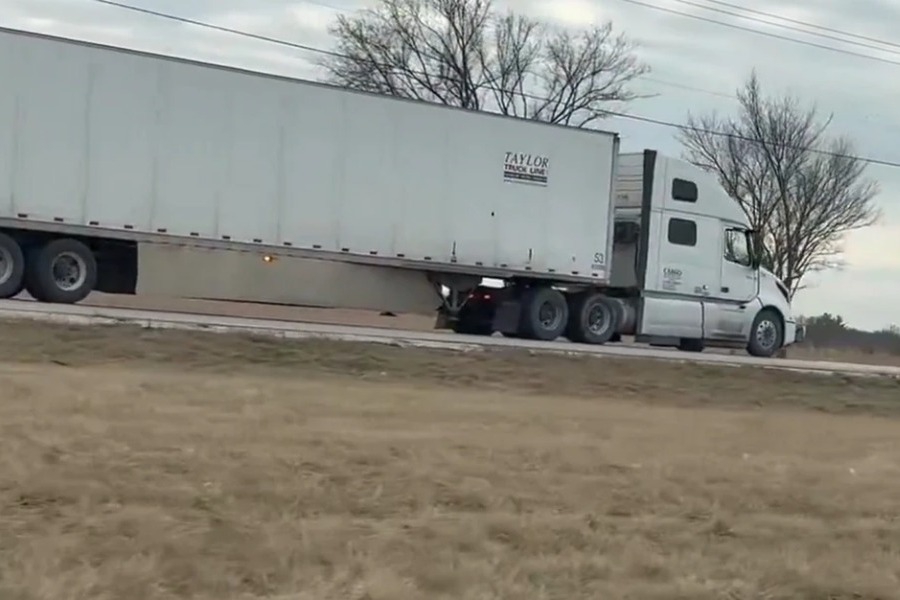 Βίντεο δείχνει φορτηγατζή να οδηγεί ανάποδα σε αυτοκινητόδρομο