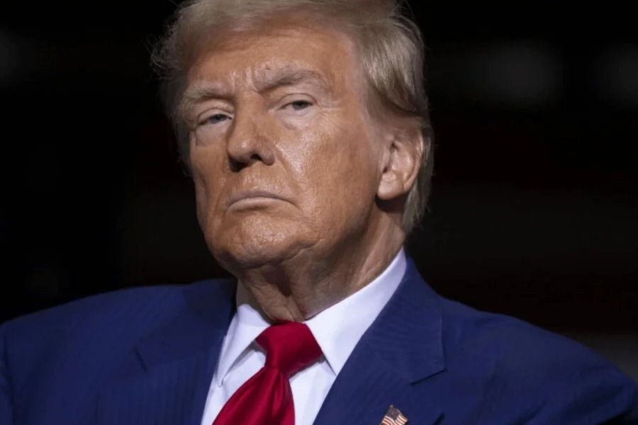 Grammy 2026: «Θα μηνύσω αυτόν τον ατάλαντο παρουσιαστή» - O Τραμπ απειλεί τον Τρέβορ Νόα για την αναφορά στον Έπσταϊν