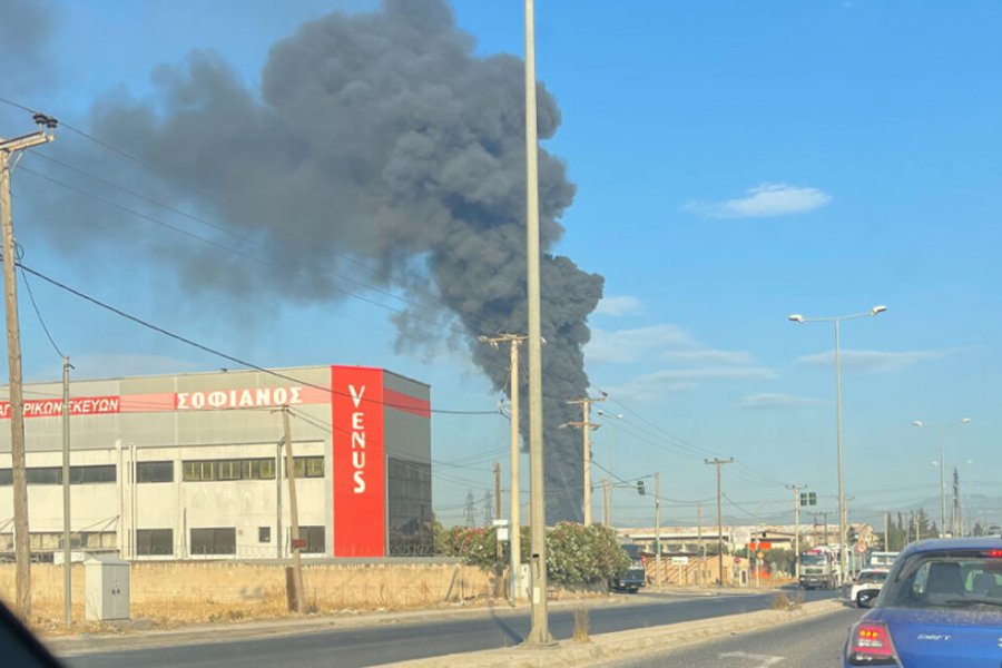 8 τραυματίες από τη φωτιά στον Ασπρόπυργο, οι 3 διασωληνωμένοι - Ανησυχία για φορτηγό με δεξαμενή προπανίου που είναι μέσα στην επιχείρηση