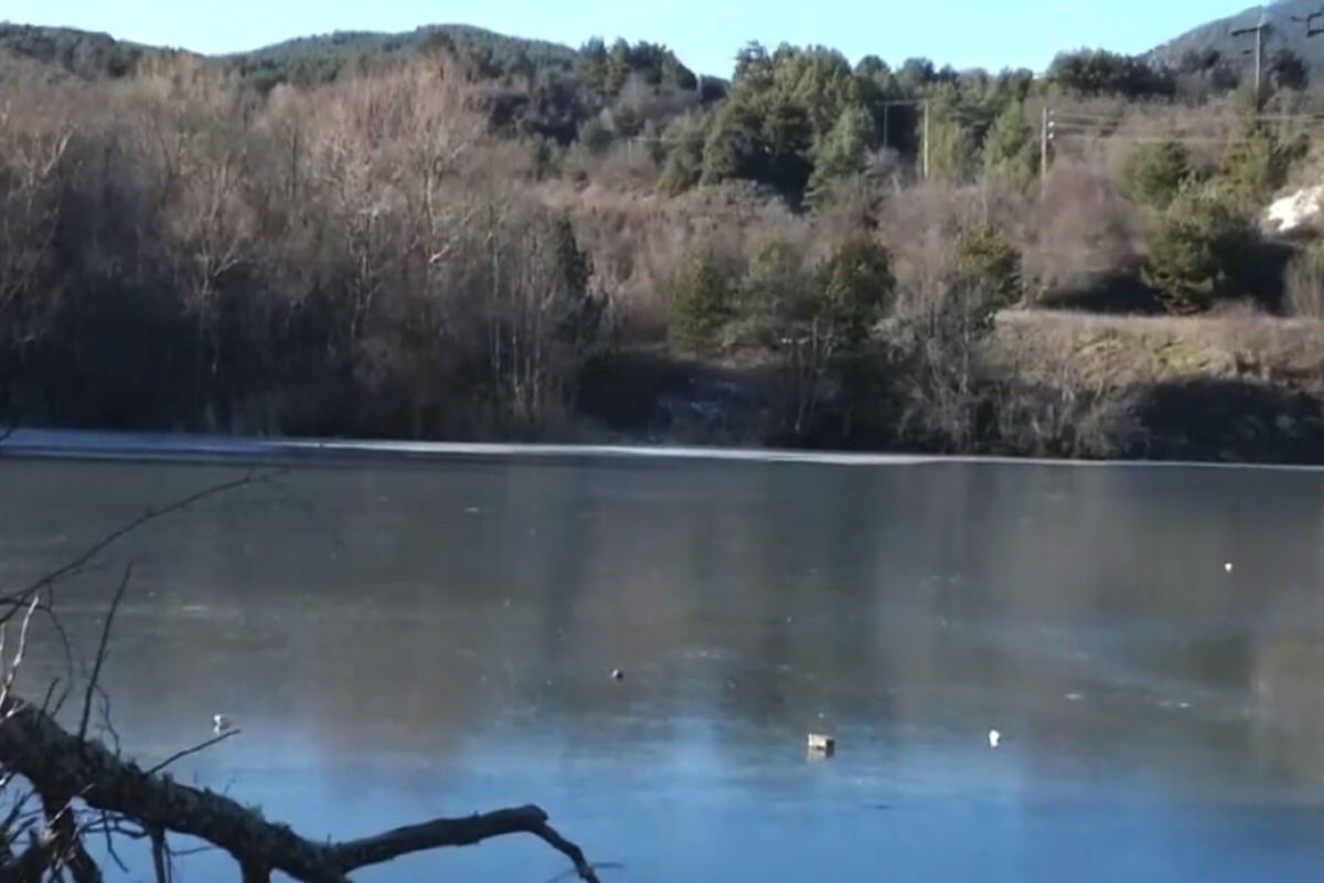 Πάγωσε τεχνητή λίμνη στην Ανω Βροντού Σερρών, δείτε βίντεο