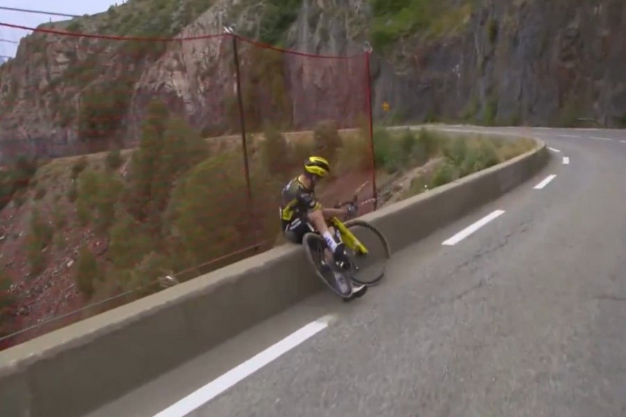 Παρά τρίχα τραγωδία στο Tour de France: Αθλητής σώθηκε από πτώση σε γκρεμό για λίγα εκατοστά , δείτε βίντεο