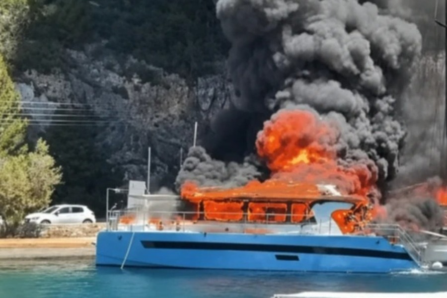 Παξοί: Ο καπετάνιος-ήρωας που έσωσε τους τουρίστες πριν βουτήξει στη θάλασσα – Η δραματική προσπάθεια να σβήσει τη φωτιά