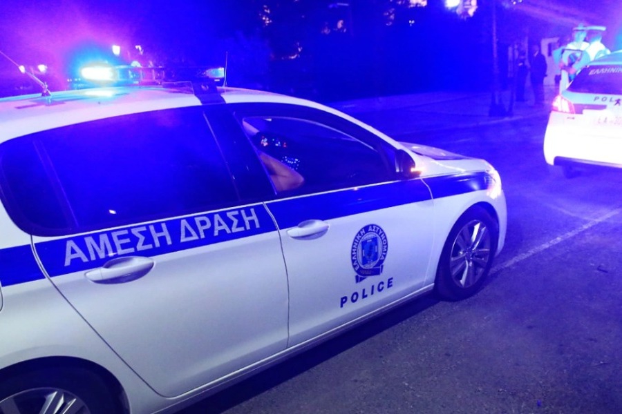 Ανδρας έξω από τη ΓΑΔΑ απειλεί ότι έχει εκρηκτικά