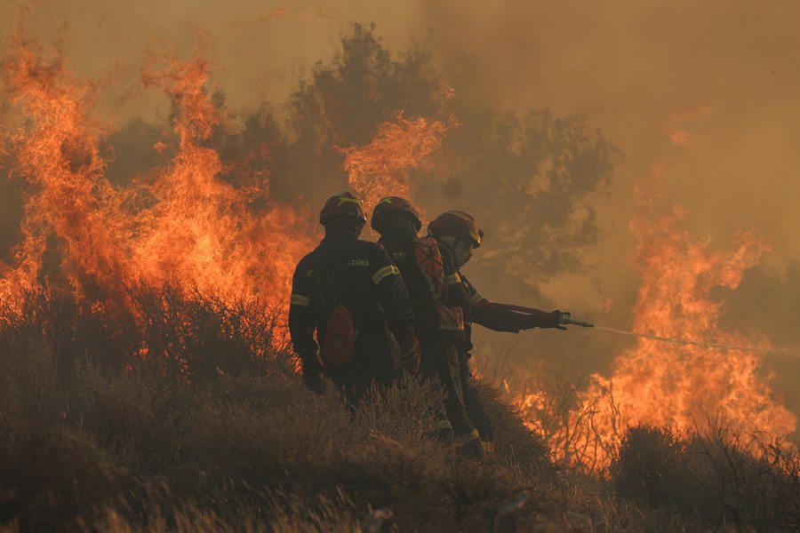 Πέθανε πυροσβέστης στο Γύθειο – Και τρίτος νεκρός στη μάχη με τις φλόγες