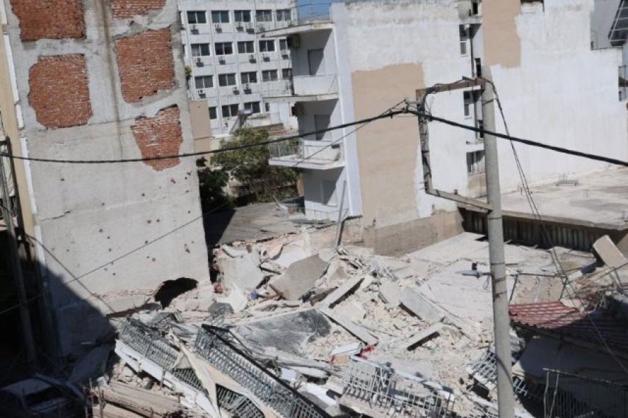 Πετράλωνα: Δεν προχωρά η πραγματογνωμοσύνη λόγω διαφωνίας για το ποιος θα απομακρύνει τα μπάζα