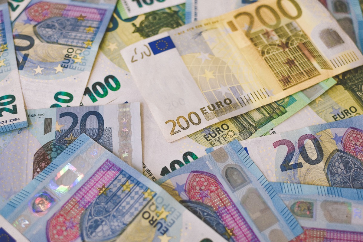 Παραλία γέμισε πακέτα με 700.000 ευρώ - λουόμενοι έτρεξαν να τα μαζέψουν