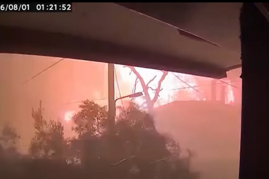 Πόρτο Γερμενό: Η στιγμή που οι φλόγες εισβάλλουν στην περιοχή στη 1:20 τα ξημερώματα