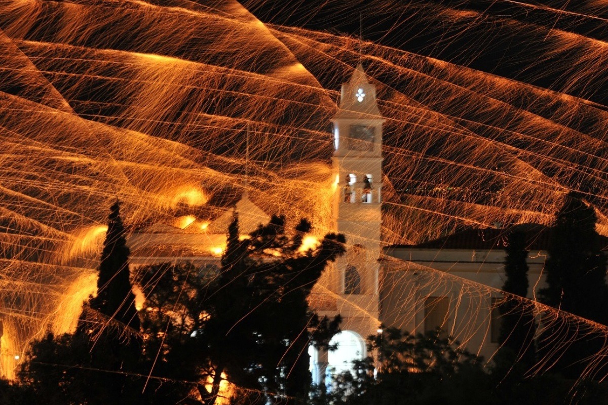 Ρουκέτα από το έθιμο στη Χίο χτύπησε 32χρονη στη γνάθο, μεταφέρθηκε στην Αθήνα για χειρουργείο