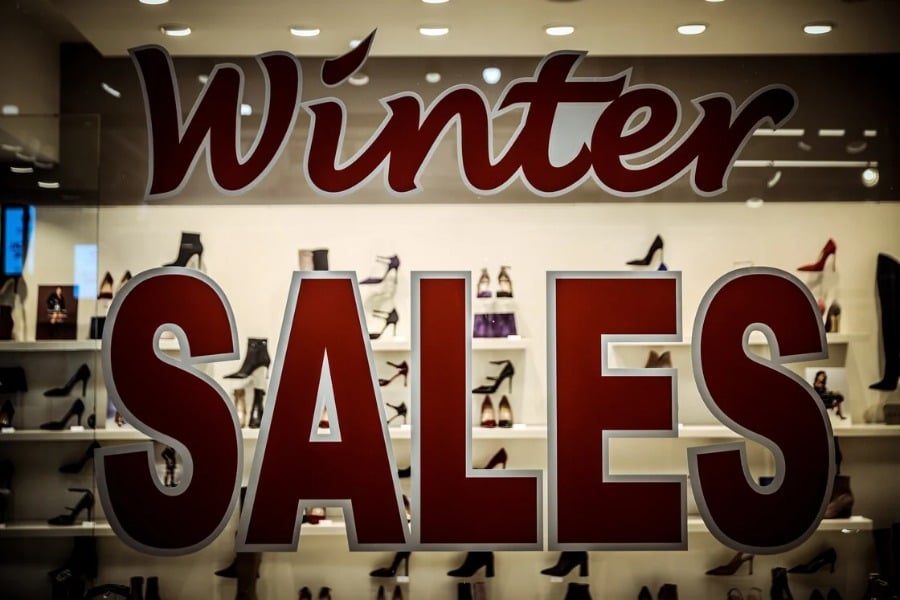 Χειμερινές εκπτώσεις 2026: Πότε ξεκινούν και ποιες Κυριακές λειτουργούν τα καταστήματα
