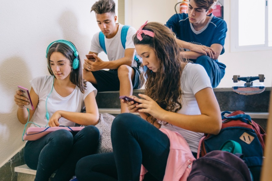 Πρωτοπορεί η Ελλάδα: Εκτενής προβολή από διεθνή ΜΜΕ για την απόφαση να απαγορευτούν τα social media σε ανήλικους κάτω των 15 ετών