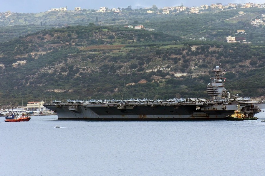Στη Σούδα το θηριώδες αεροπλανοφόρο «USS Gerald R. Ford» μετά τη φωτιά: 8 ντετέκτιβ ανεβαίνουν στο πλοίο για ανακρίσεις