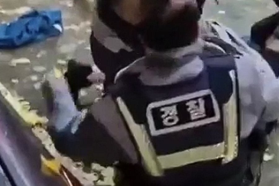 Σύλληψη μεθυσμένου στο Μπουσάν γίνεται viral: Έπεσε το περουκίνι αστυνομικού