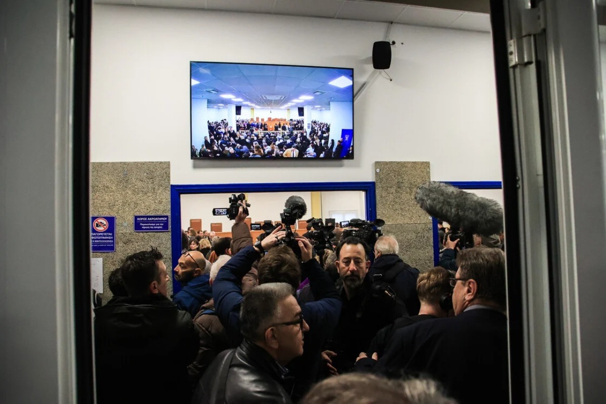 Δίκη για Τέμπη: Διεκόπη για την 1η Απριλίου μετά τις αντιδράσεις για ασφυκτικές συνθήκες