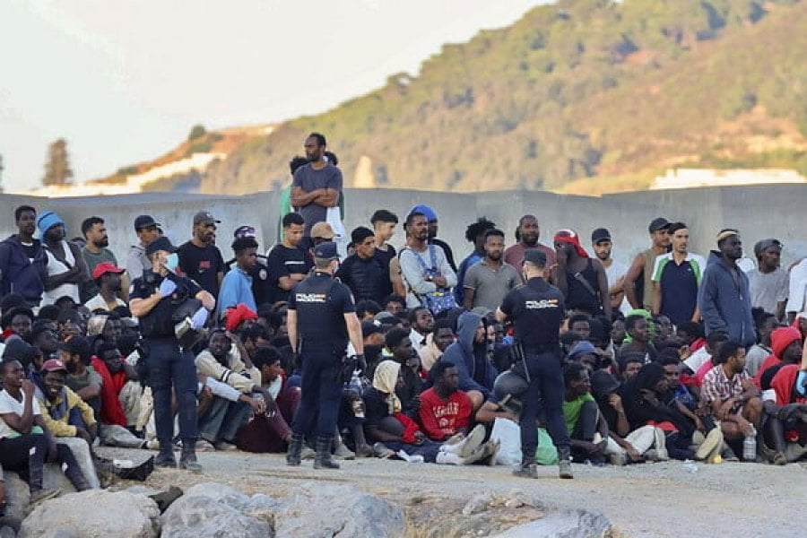 Θέουτα: «Οι κάτοικοι είναι ανήμποροι και γεμάτοι αγωνία» - 5.000 μετανάστες παραμένουν στην περιοχή