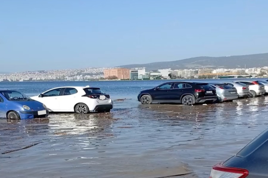 Η θάλλασα βγήκε στη στεριά στην παραλία Θεσσαλονίκης