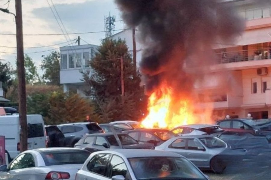 Θεσσαλονίκη: Φωτιά σε τρία σταθμευμένα οχήματα στην περιοχή της Πυλαίας - Βίντεο