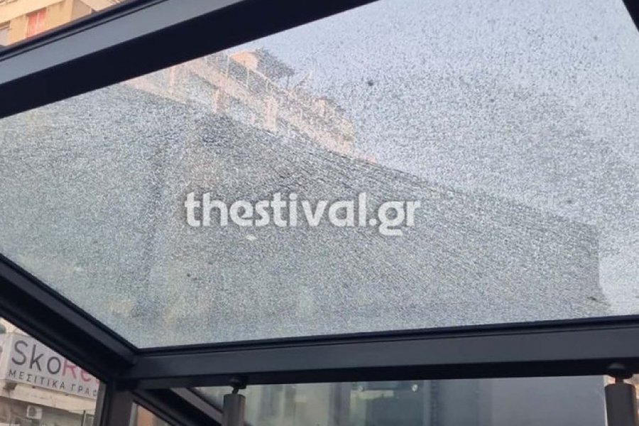 Θεσσαλονίκη: Ράγισε τζαμαρία στο Μετρό στον σταθμό Βενιζέλου - Βίντεο
