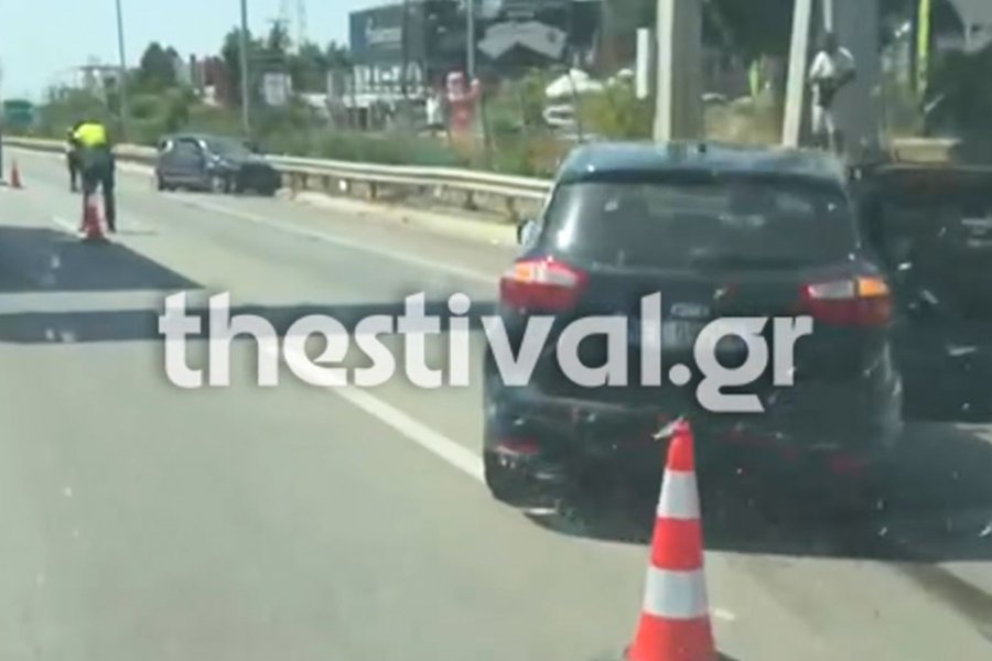 Θεσσαλονίκη: Σταμάτησε το ΙΧ του λόγω αδιαθεσίας και προσέκρουσε πάνω του άλλο όχημα, τέσσερις τραυματίες