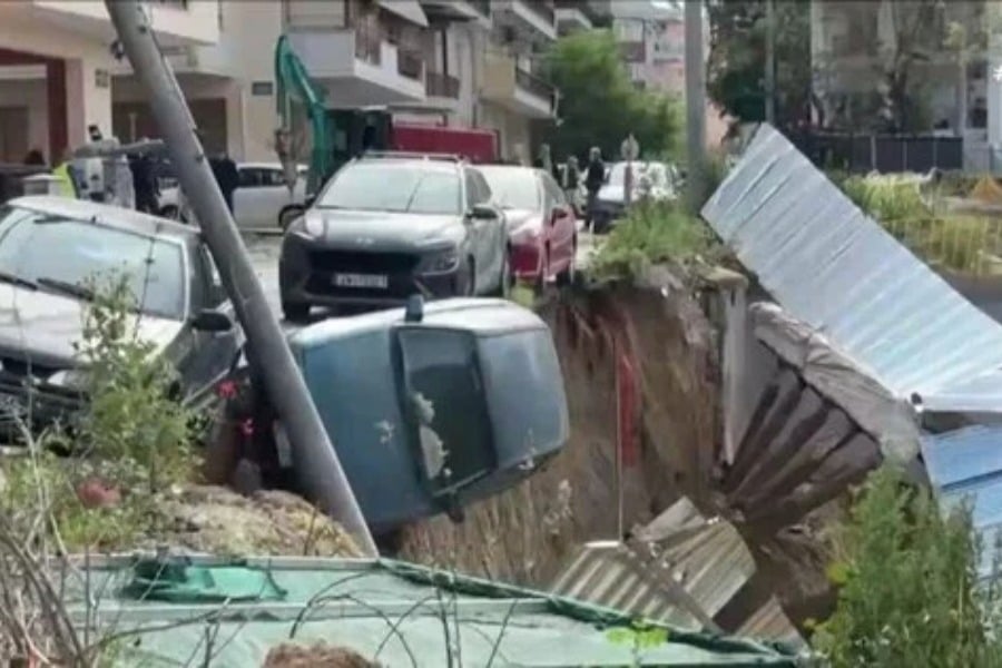 Θεσσαλονίκη: Υποχώρησε τοιχίο στους Στάβλους Παπάφη - Αυτοκίνητο έπεσε στο κενό