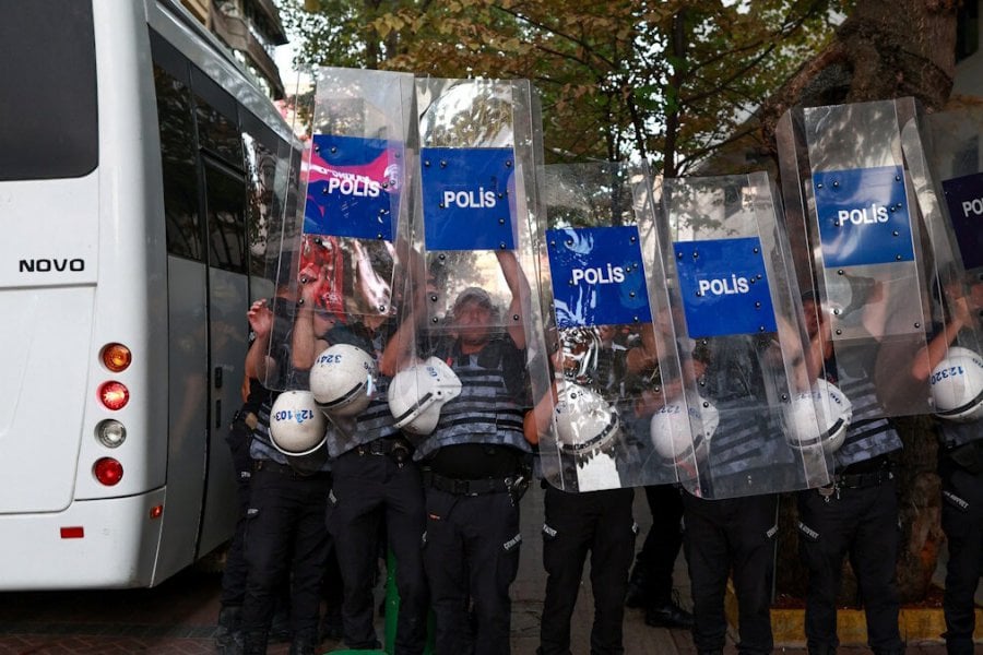 Τούρκος συνταξιούχος αστυνομικός αυτοκτόνησε σε διαδήλωση – Η σύνταξη δεν του έφτανε να ζήσει