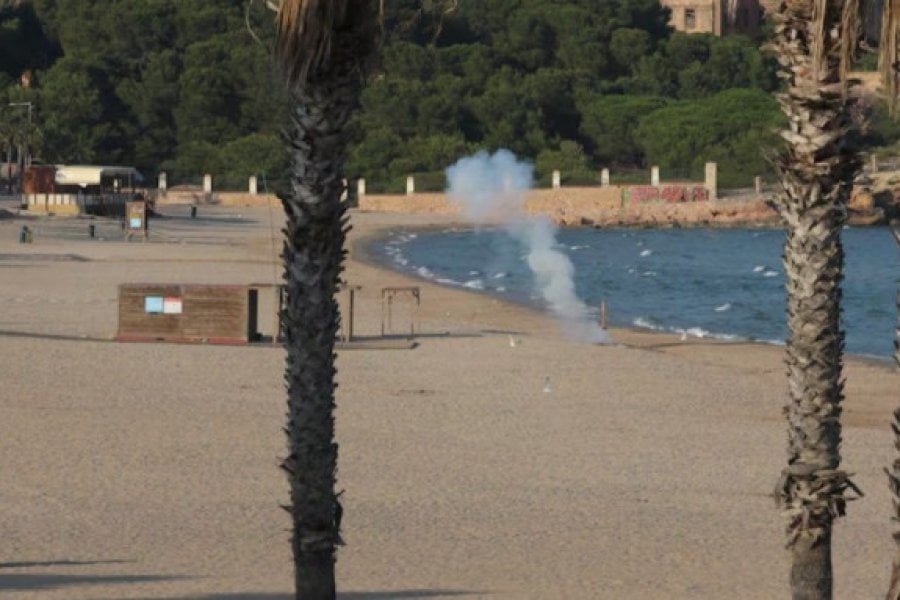 Τραγικός θάνατος αστέγου: Τον χτύπησε όχημα καθαρισμού παραλίας ενώ κοιμόταν στην άμμο