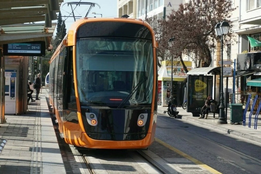 Αδιανόητο περιστατικό σε τραμ: Νεαροί πετούσαν σeξουαλικό βοήθημα σε επιβάτες