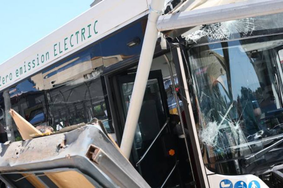 Τροχαίο με λεωφορεία στη Θεσσαλονίκη: Εξιτήριο σε δύο από τις τραυματίες - Στο χειρουργείο η 21χρονη