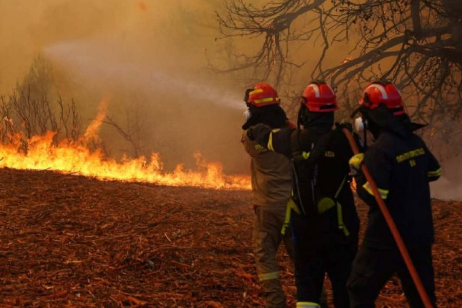 Δύο ενεργές ζώνες στη Δυτική Αττική – Έως 28 εναέρια μέσα στη μάχη με τις φλόγες