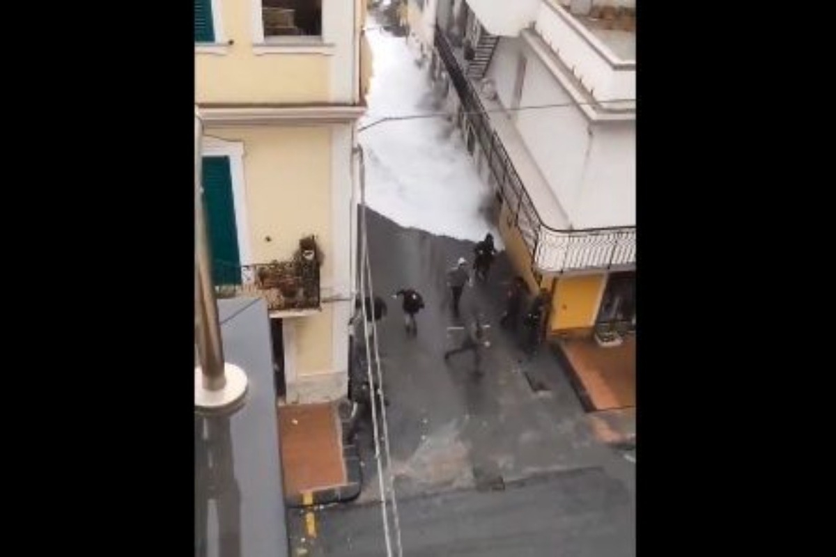 Απίστευτες εικόνες καταστροφής στην Ιταλία: Ο κυκλώνας Χάρι σήκωσε «τσουνάμι» μέσα στις πόλεις