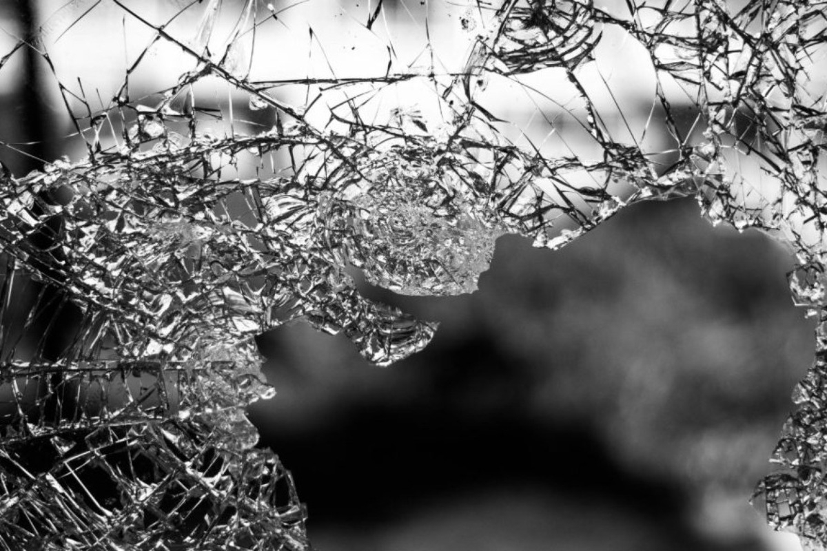 Πιάστηκαν στα χέρια, έπεσαν πάνω στην τζαμαρία και κατέληξε στα κεφάλια τους: Βίντεο από τον καβγά 19χρονων στην Αγία Βαρβάρα