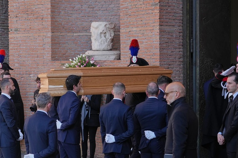 Το τελευταίο «αντίο» στον Βαλεντίνο: Η Ρώμη αποχαιρετά τον θρυλικό σχεδιαστή μόδας