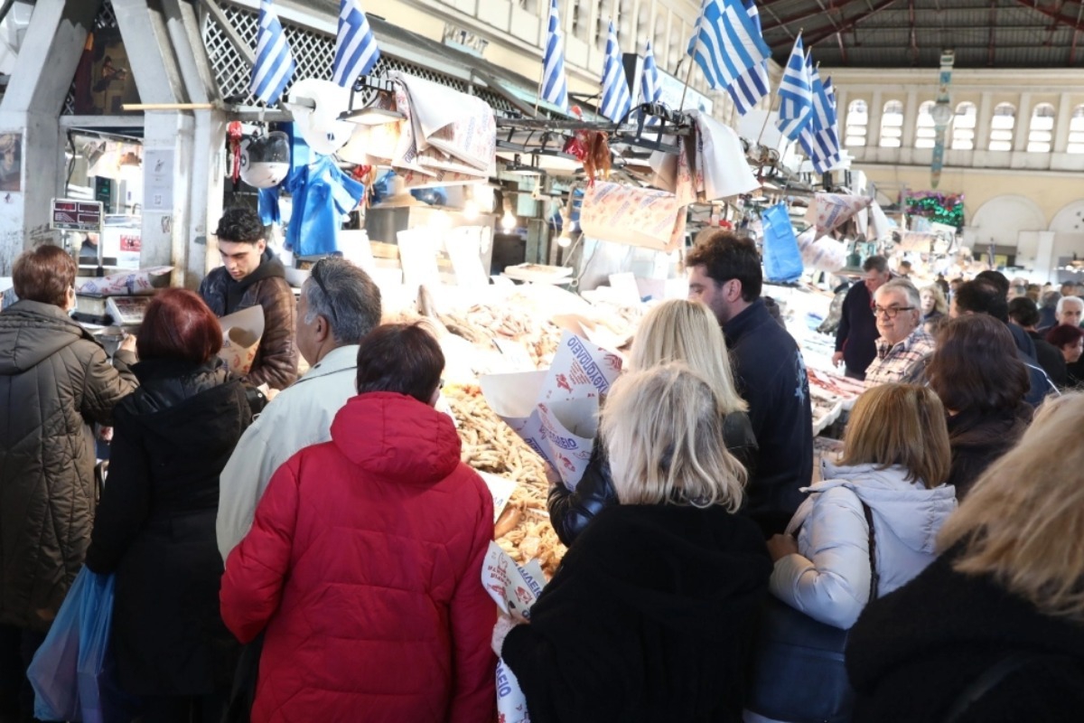 Καθαρά Δευτέρα: Για τα ψώνια της τελευταίας στιγμής ο κόσμος σήμερα στη Βαρβάκειο, «τσιμπημένες» οι τιμές σε σχέση με πέρυσι