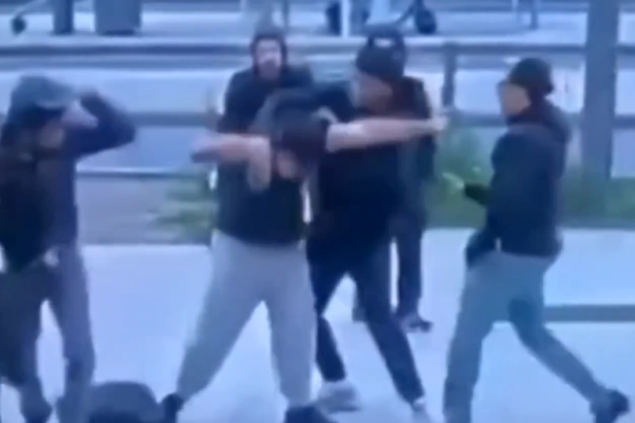 Αγριος ξυλοδαρμός νεαρού έξω από σταθμό τρένου στο Βέλγιο: Τον άφησαν αναίσθητο επειδή υπερασπίστηκε μια κοπέλα