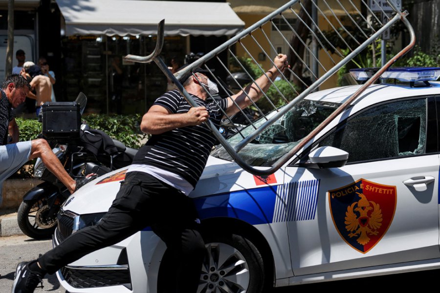 Βίαια επεισόδια στα Τίρανα με τραυματίες: Δακρυγόνα, πέτρες και συλλήψεις έξω από το αλβανικό Κοινοβούλιο – βίντεο και φωτογραφίες