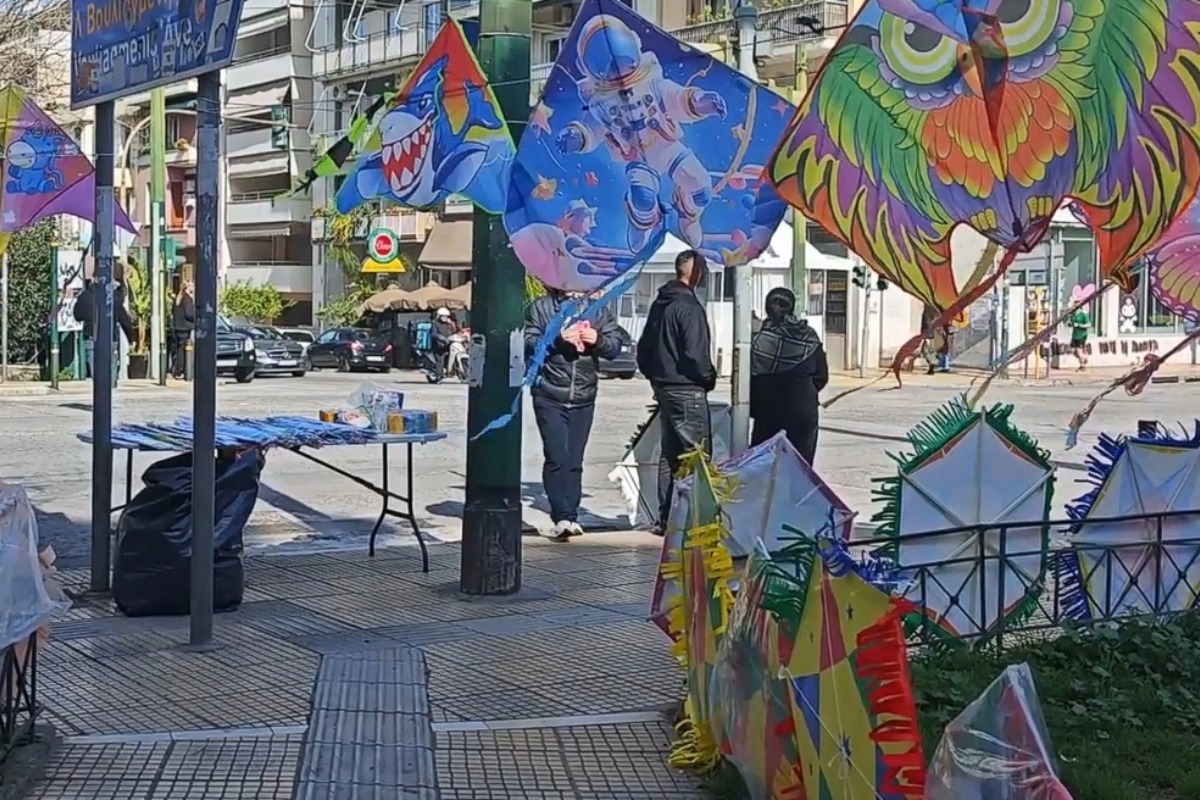 Καθαρά Δευτέρα: Ο πωλητής χαρταετών που κλείνει 20 χρόνια στο πόστο του στο Παγκράτι