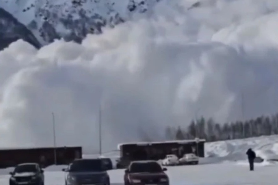 Τεράστια χιονοστιβάδα σε χιονοδρομικό κέντρο στη Ρωσία, λευκός καπνός «καταπίνει» τα πάντα