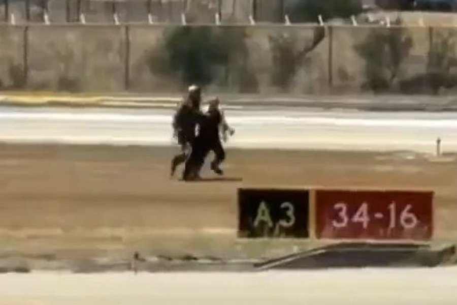 Ζάκυνθος: Η στιγμή που ο πιλότος απομακρύνεται από το φλεγόμενο F-16