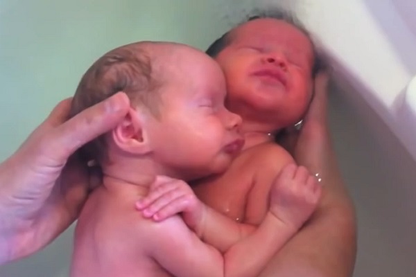 Ένα φανταστικό video: Τα δίδυμα που δεν έχουν καταλάβει ότι γεννήθηκαν!