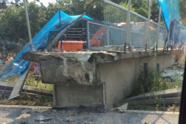 Σοκ από την κατάρρευση γέφυρας σε μεγάλο αυτοκινητόδρομο της Μ. Βρετανίας (video)