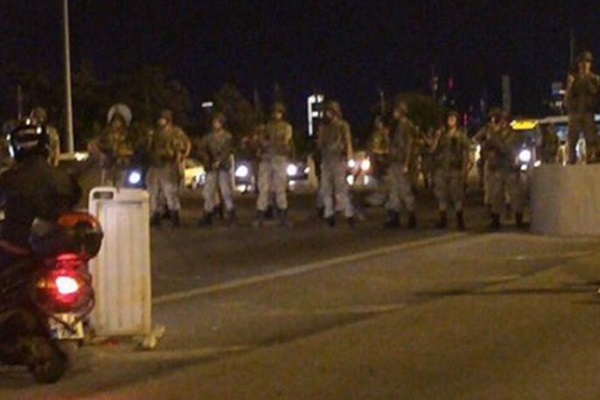 Πραξικόπημα στην Τουρκία - Στρατός και άρματα μάχης στους δρόμους της χώρας