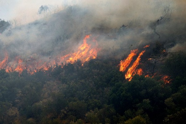 Φωτογραφία ντοκουμέντο: Ο καπνός από τη φωτιά στη Χίο έφτασε μέχρι την Κρήτη