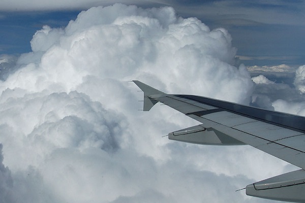 Επιβάτης αεροσκάφους φωτογράφισε έναν άνθρωπο να περπατάει στα σύννεφα!