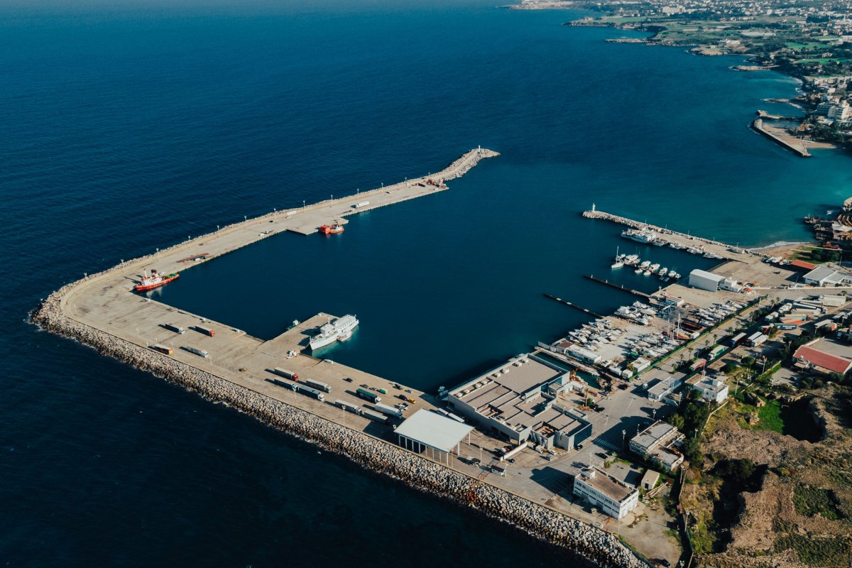 Σορός άνδρα ανασύρθηκε να επιπλέει στο λιμάνι Πειραιά