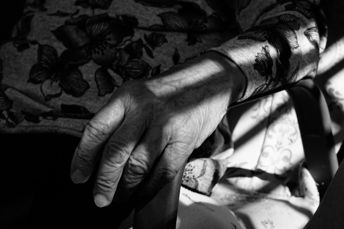 81χρονος κουβαλά βαλίτσες για την καρκινοπαθή σύζυγό του - Η κίνηση που του άλλαξε τη ζωή