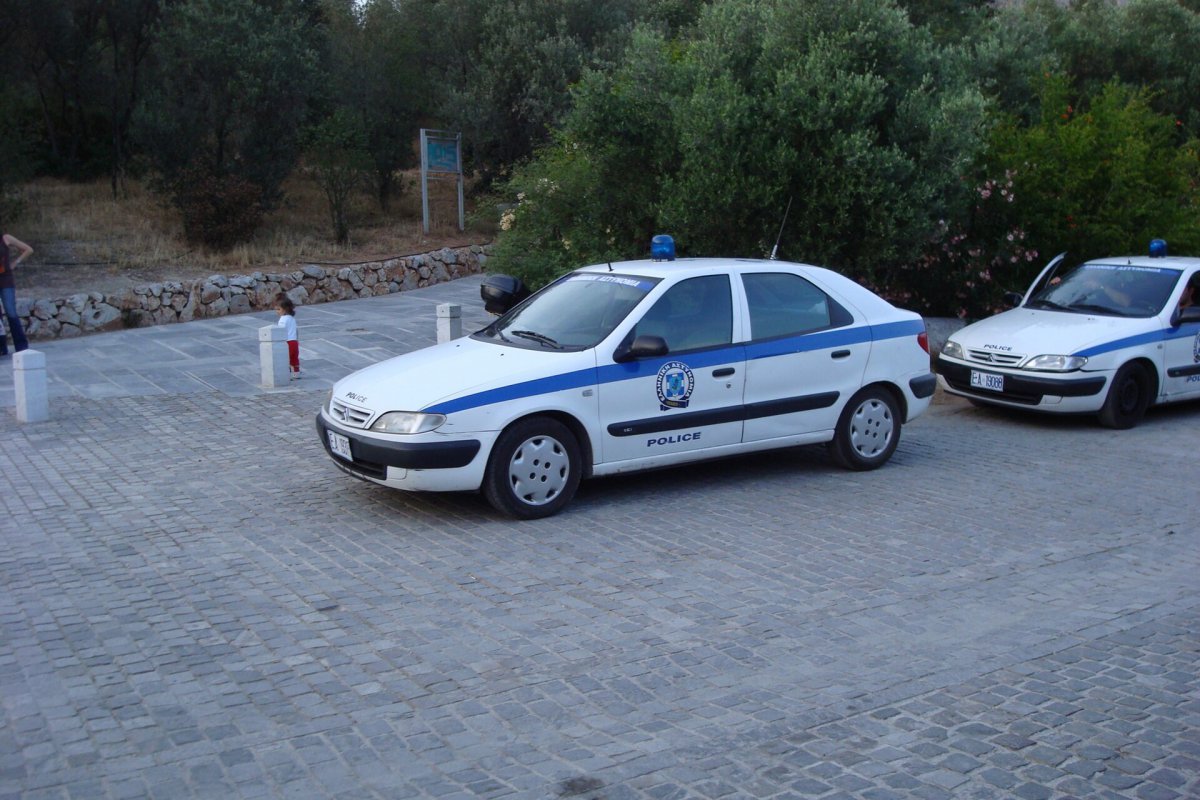 ΑΤ Μάνδρας: Εισέβαλε με μαχαίρι, χτύπησε αστυνομικό και δέχτηκε πυρά στην κοιλιά